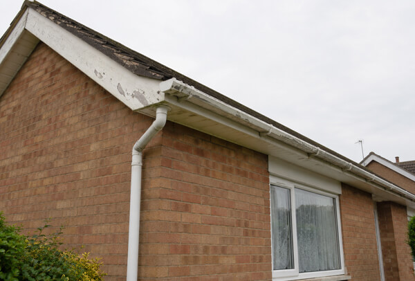 Fascia soffit bargeboard and gutter painting in Oxford before the repaint
