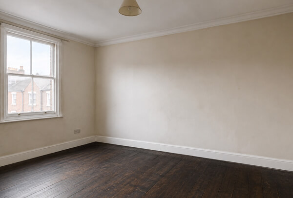Plain wall in Oxford before feature wall wallpapering